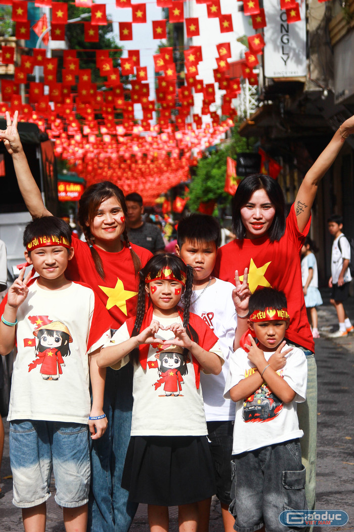 Có mặt tại phố Phan Bội Châu từ 22h hôm qua, chị Lê Thị Duyên và Vũ Thị Tâm cùng các con (trú tại xã Thường Tín, Hà Nội) cảm thấy rất hạnh phúc khi được hòa mình không khí hào hùng của dân tộc tại buổi Tổng duyệt A80. Ảnh: Mạnh Đoàn gdvn-tong-duyet-308-a80-2.jpg