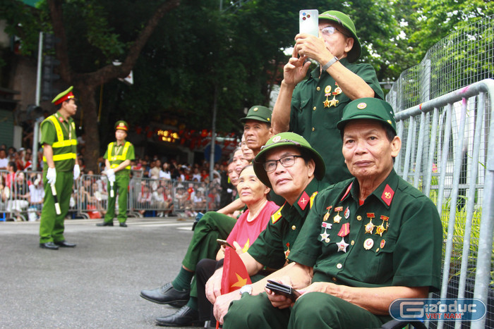 Các cựu chiến binh được lực lượng Công an Thành phố Hà Nội bố trí chỗ ngồi tại ngã tư phố Lê Duẩn - Nguyễn Thái Học. Ảnh: Mạnh Đoàn gdvn-tong-duyet-308-a80-3.jpg