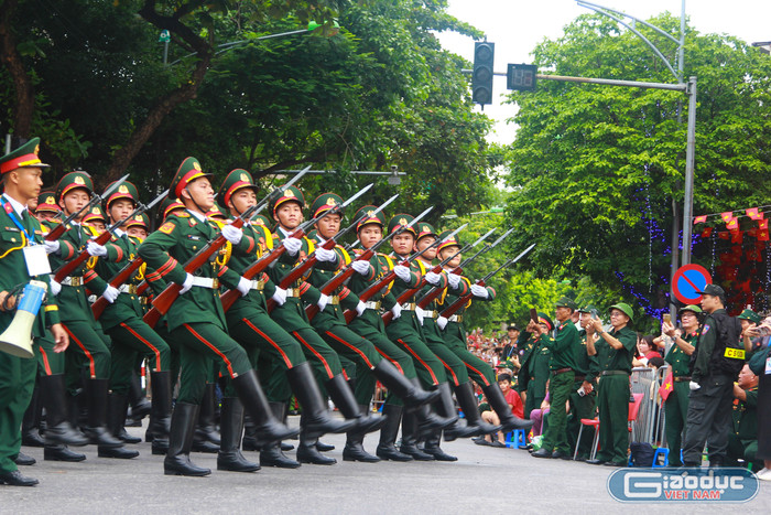 Các cựu chiến binh chụp ảnh, quay video ghi lại khoảnh khắc mỗi khi đội hình diễu binh đi qua. Ảnh: Mạnh Đoàn gdvn-tong-duyet-308-a80-5.jpg