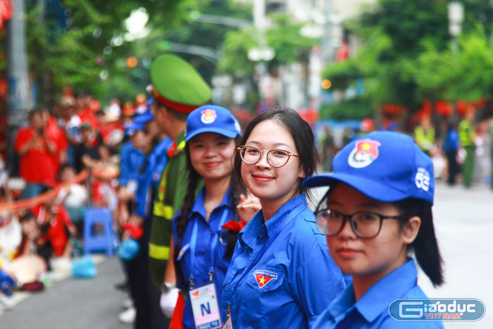Nữ sinh Lê Thanh Mai cảm thấy tự hào khi được tham gia phục vụ sự kiện A80, để đóng góp sự nhiệt huyết và tình yêu dành cho đất nước. Ảnh: Mạnh Đoàn. gdvn-tong-duyet-a80-5822.jpg