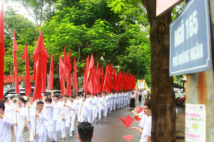 Đoàn diễu hành đi qua ngõ 165 phố Hoàng Ngân. Để đảm bảo an ninh, trật tự, có lực lượng Công an phường Yên Hòa hỗ trợ. he-thong-giao-duc-ly-thai-to-2.jpg