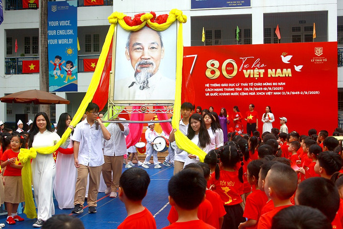 Các em học sinh trung học phổ thông rước ảnh Bác Hồ. he-thong-giao-duc-ly-thai-to-12.jpg