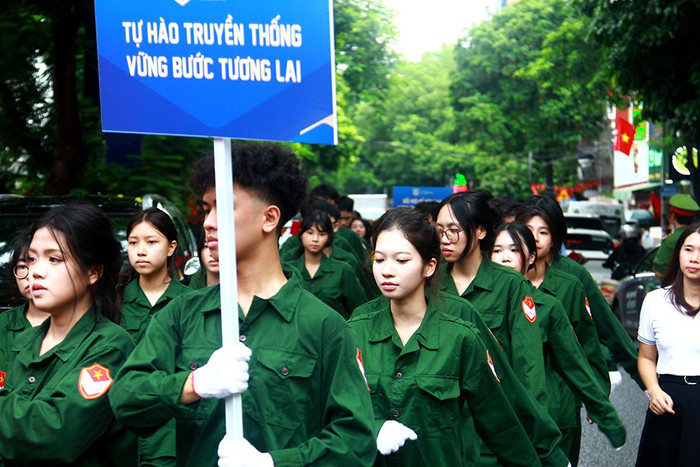 Khối tượng trương cho lực lượng quốc phòng với khẩu hiệu: "Tự hào truyền thống, vững bước tương lai". he-thong-giao-duc-ly-thai-to-5.jpg