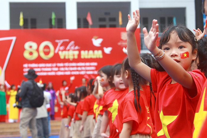 Ánh mắt hào hứng của học sinh Trường Tiểu học Lý Thái Tổ khi tham gia sự kiện. he-thong-giao-duc-ly-thai-to-11.jpg