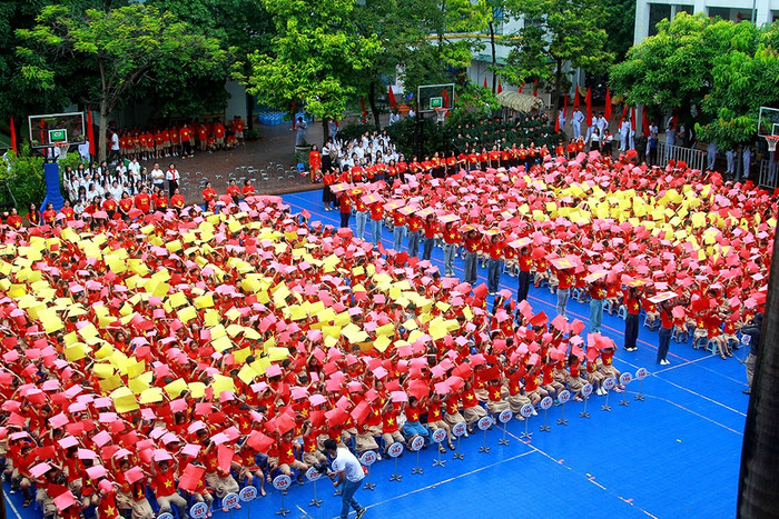 Học sinh xếp hình số "80" biểu tượng kỷ niệm 80 năm Cách mạng Tháng Tám và Quốc khánh 2/9, cùng với đó là hình ảnh lá cờ đỏ sao vàng. he-thong-giao-duc-ly-thai-to-10.jpg