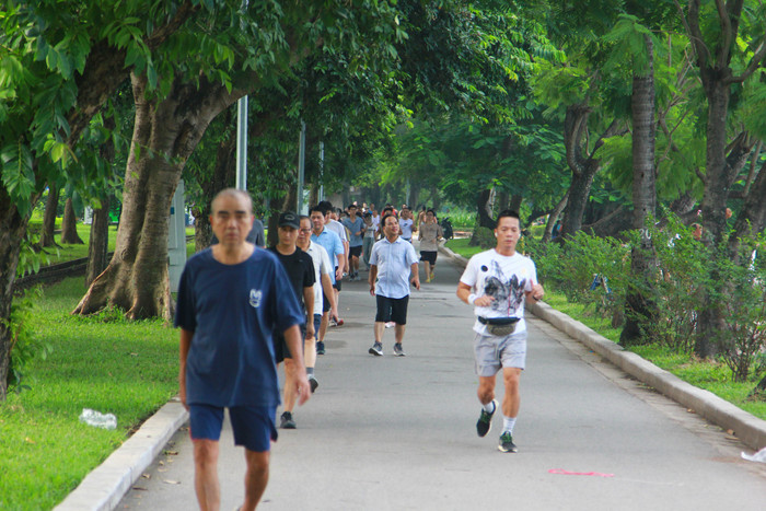 Nhiều người dân dạo bước trong công viên với nhiều cây xanh. cong-vien-thong-nhat-7.jpg