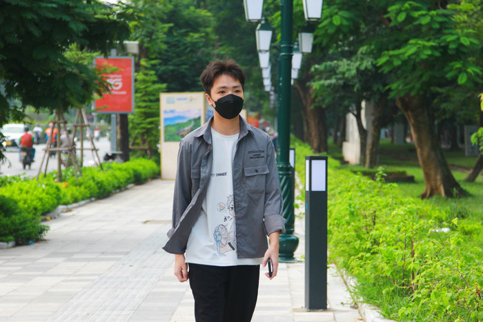 Sinh viên Trường Đại học Xây Dựng - anh Nguyễn Văn Nam đi dạo qua khu vực công viên Thống Nhất đoạn phố Lê Duẩn. Ảnh: Mạnh Đoàn cong-vien-thong-nhat-6.jpg