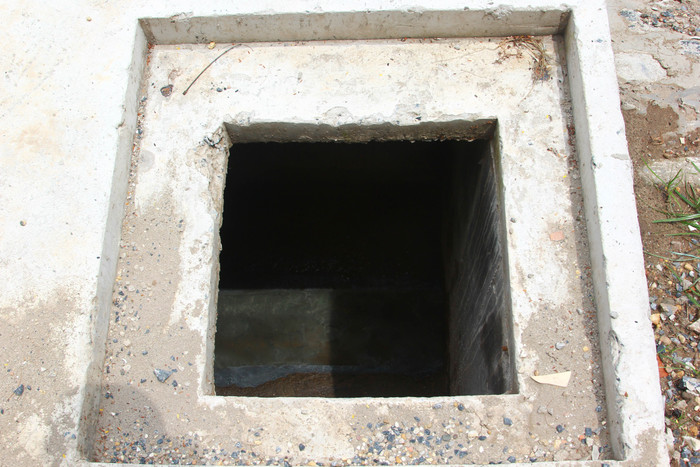 Bên trong cống, nước thải sinh hoạt chảy chậm. cai-tao-song-to-lich-2.jpg