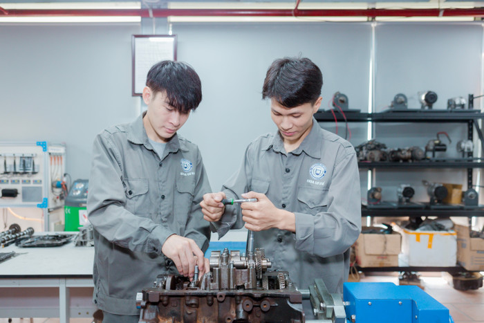 anh-2-sinh-vien-nganh-cong-nghe-ky-thuat-o-to-eaut-thuc-hanh-tai-phong-thi-nghiem.jpg