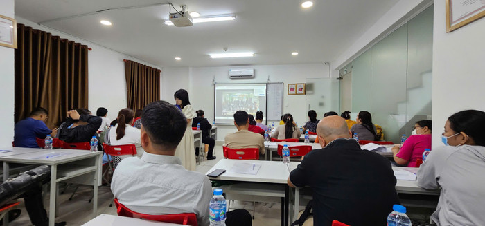 Hàng chục phụ huynh ngồi trong phòng để nghe nhân viên của trung tâm giới thiệu về khóa học. (Ảnh: NVCC) phu-huynh-tieu-hoc-an-hoi-to-trung-tam-tieng-anh-res-to-chuc-cuoc-thi-trang-nguyen-tieng-anh-1223.jpg