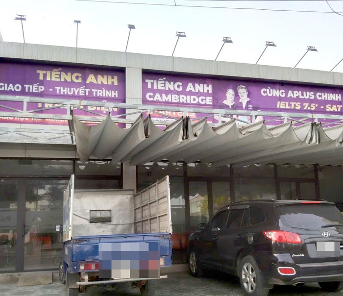 Hình ảnh chi nhánh Trung tâm Anh ngữ Aplus tại xã Lai Thành được phụ huynh chụp vào ngày 8/9, khi này trung tâm cửa khóa then cài, phía trước cửa ra vào có 2 xe ô tô đậu. Ảnh: NVCC trung-tam-anh-ngu-aplus-ninh-binh.jpg