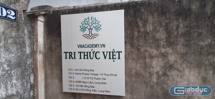 Bảng biển được treo ở địa điểm có nhiều giáo viên Trung học phổ thông Ngô Thì Nhậm dạy thêm trong một ngõ đường Tả Thanh Oai (Thanh Trì, Hà Nội). Ảnh phóng viên chụp vào thời điểm khảo sát ngày 29/4. gdvn-trung-tam-tri-thuc-viet.jpg