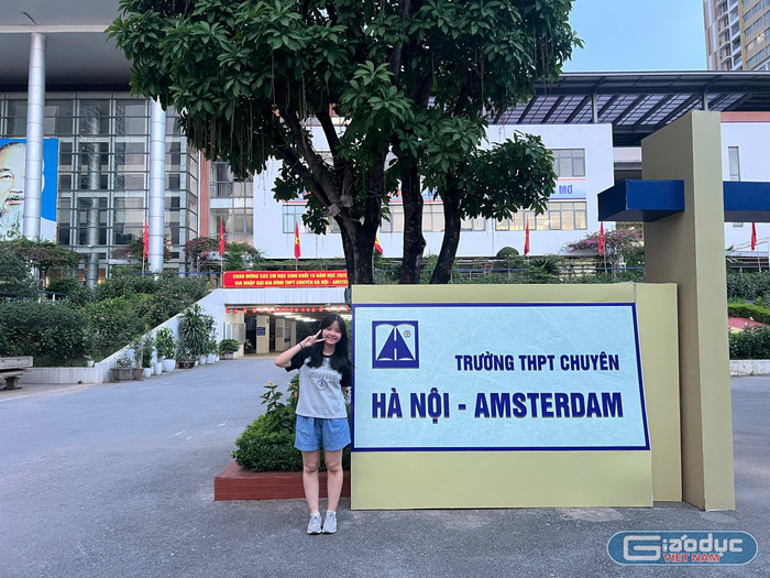 Nữ sinh Nguyễn Khánh Ngọc chụp ảnh lưu niệm tại khu vực cổng Trường Trung học phổ thông Chuyên Hà Nội - Amsterdam. gdvn-nu-sinh-nguyen-khanh-ngoc-thu-khoa-lop-chuyen-van-amsterdam-1.jpg