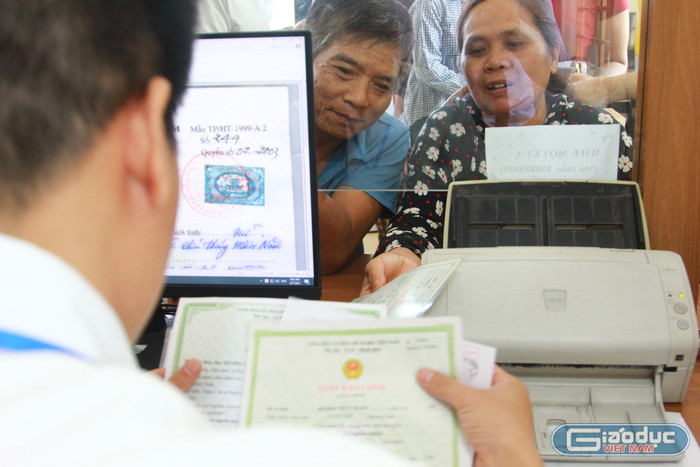 Vợ chồng ông Dũng phấn khởi khi được công chức Trịnh Văn Thắng hỗ trợ làm các thủ tục để được cấp lại Giấy chứng nhận kết hôn. Ảnh: Mạnh Đoàn. gdvn-diem-phuc-vu-hanh-chinh-cong-xa-thuong-phuc-1.jpg