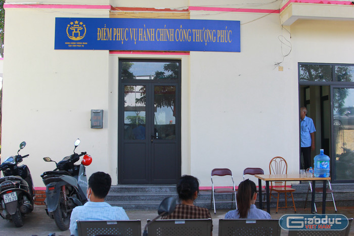 Người dân ngồi chờ người thân đến Điểm phục vụ hành chính công Thượng Phúc giải quyết hồ sơ. Ảnh: Mạnh Đoàn. gdvn-diem-phuc-vu-hanh-chinh-cong-xa-thuong-phuc-5.jpg