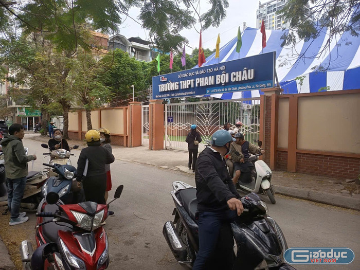 gdvn-phu-huynh-nop-ho-so-vao-lop-10-thpt-phan-boi-chau-1.jpg
