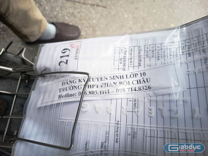 gdvn-phu-huynh-nop-ho-so-vao-lop-10-thpt-phan-boi-chau-3.jpg