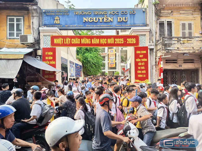 Trường Trung học cơ sở Nguyễn Du vào giờ tan tầm. Ảnh: Mạnh Đoàn gdvn-thcs-nguyen-du-hoan-kiem-1.jpg