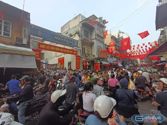Cảnh tắc đường khi học sinh tan trường vào 15h30 ngày 10/9. Ảnh: Mạnh Đoàn gdvn-thcs-nguyen-du-hoan-kiem-3.jpg