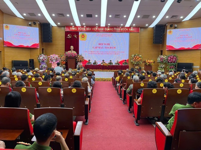Hội nghị gặp mặt, tọa đàm với nhân dân của Công an phường Ô Chợ Dừa vào ngày 25/7. Ảnh: Công an phường Ô Chợ Dừa cong-an-phuong-o-cho-dua-1.jpg