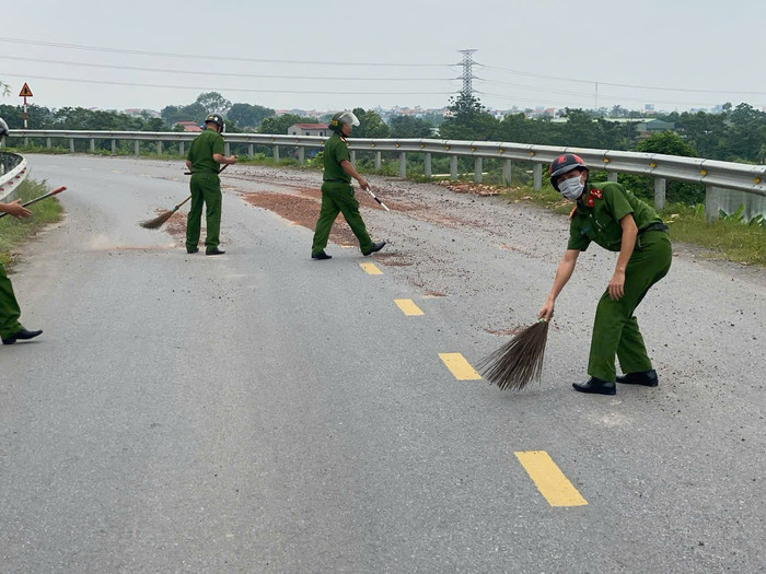 Vào ngày 4/7, Công an xã Chương Dương tuần tra kiểm soát trên tuyến đê Hữu Hồng đã phát hiện đoạn đê dài khoảng 25m có nhiều vật liệu xây dựng rơi vãi, các chiến sĩ đã quét dọn để đảm bảo an toàn giao thông. Ảnh: Công an xã Chương Dương cong-an-xa-chuong-duong-ha-noi-3.jpg
