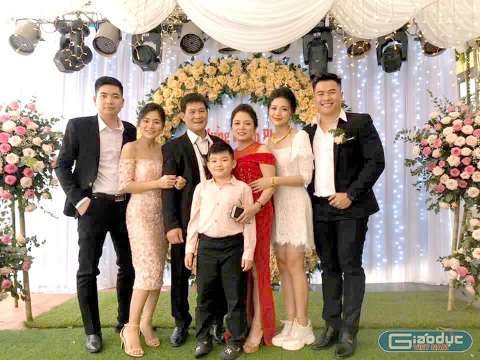 Gia đình ông Lê Đình Phong chụp ảnh kỷ niệm tại một sự kiện đám cưới vào năm 2021. Ảnh: NVCC gdvn-gia-dinh-ong-le-dinh-phong-1.jpg
