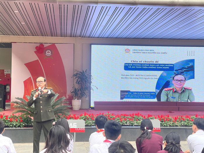 Thượng tá Đào Trung Hiếu chia sẻ với học sinh Trường Trung học cơ sở Nguyễn Gia Thiều về chuyên đề phòng chống bạo lực học đường và an toàn không gian mạng. Ảnh: NVCC chuyen-gia-toi-pham-hoc-thuong-ta-dao-trung-hieu-2.jpg