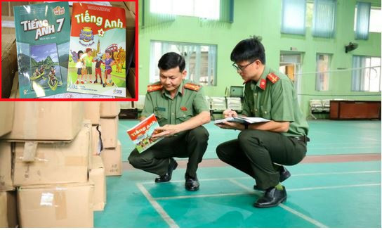 Công an tỉnh Bắc Ninh kiểm tra tang vật là sách giáo khoa giả. Ảnh: Công an tỉnh Bắc Ninh sach-gia.jpg