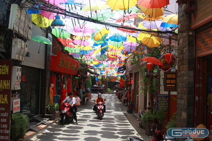 Khung cảnh nên thơ với nhiều chiếc ô rực rỡ sắc màu. Ảnh: Mạnh Đoàn gdvn-lang-lua-van-phuc-ha-dong-5.jpg