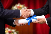 GS danh dự, TS danh dự không được sử dụng thay thế học hàm, học vị giúp ngăn ngừa vàng thau lẫn lộn 