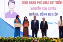 Trường Đại học Cửu Long trao thưởng 150 triệu đồng cho tân phó giáo sư