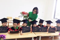 Nghị lực cô giáo mầm non vượt qua nghịch cảnh để viết chữ bằng tay trái