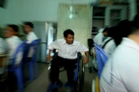 Người Nhật cảm phục thầy giáo Việt gieo chữ trên xe lăn