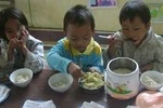 Xót xa bữa ăn bán trú đạm bạc của học sinh miền núi xứ Nghệ