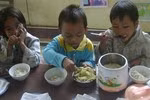 Xót xa bữa ăn bán trú đạm bạc của học sinh miền núi xứ Nghệ