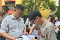 Học sinh nhiều tỉnh về Thủ đô dự thi vào 10 của 2 trường chuyên thuộc ĐHQG HN