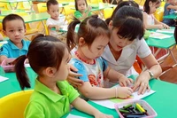 Lương một ngày của GV mầm non không bằng phụ hồ, làm sao giữ họ với nghề?