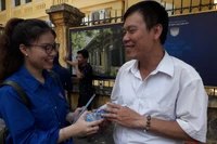 Áo xanh tình nguyện tiếp sức phụ huynh, thí sinh thi vào lớp 10 của Hà Nội