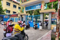 Hoãn phiên tòa xử nguyên phó hiệu trưởng kiện Trường THPT Nguyễn Thị Diệu