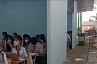 Phụ huynh than, sát khu đô thị nhà giàu, 90 học sinh phải học phòng tạm bợ