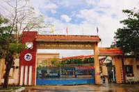 Phó Hiệu trưởng THPT chuyên Phan Ngọc Hiển bắt học sinh ăn đồ đã quăng thùng rác