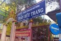 THPT Trần Hữu Trang bắt phụ huynh cam kết không chuyển trường khác cho con