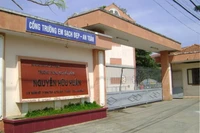 Giáo viên THPT Nguyễn Hữu Huân thắc mắc tiền tin nhắn điện tử của phụ huynh