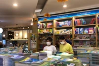 Không dễ để phụ huynh mua đủ SGK lớp 3,7,10 ở ngoài thị trường