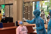 Hàng trăm giáo viên coi thi lớp 10 được xét nghiệm tầm soát Covid-19