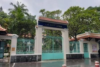 Phụ huynh cấp 3 Lê Quý Đôn bức xúc vì hàng loạt khoản tiền "lạ" cuối kỳ 1