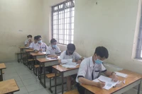 Thí sinh bị chấn thương tay phải nhưng vẫn quyết tâm đi thi tốt nghiệp