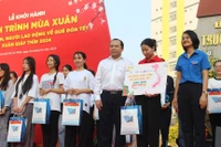 Lần đầu tiên ĐHQG TPHCM tổ chức “Hành trình mùa xuân” đưa 225 SV về quê đón Tết