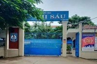 Phụ huynh Tiểu học Võ Thị Sáu phản ánh mua SGK “bia kèm lạc”, nhà trường nói gì?