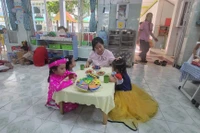 Trẻ thường gọi GVMN lớn tuổi là "bà", nên để thầy cô nghỉ hưu trước 5 năm